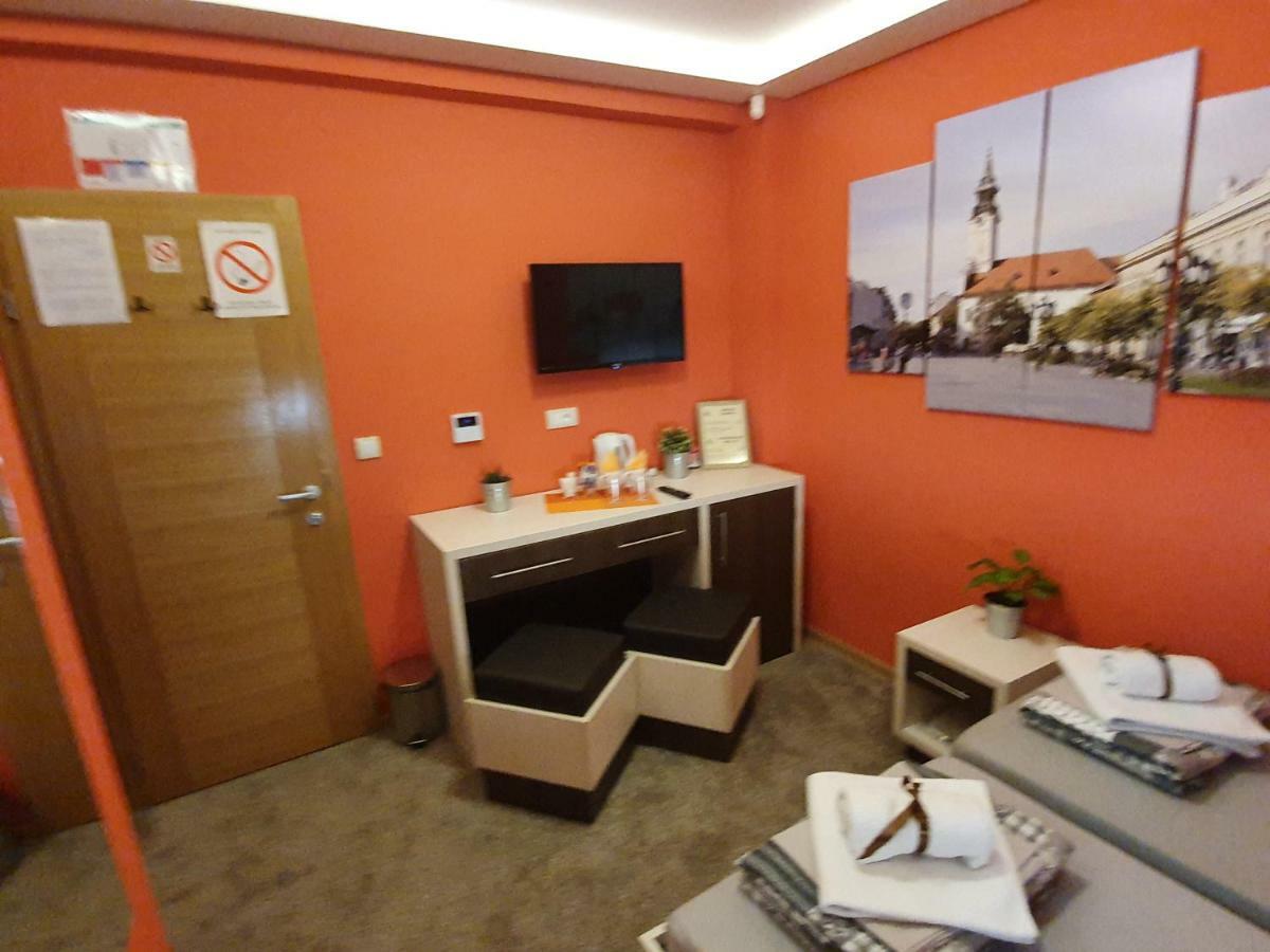 Oldbrick Pub Otel Sombor Dış mekan fotoğraf